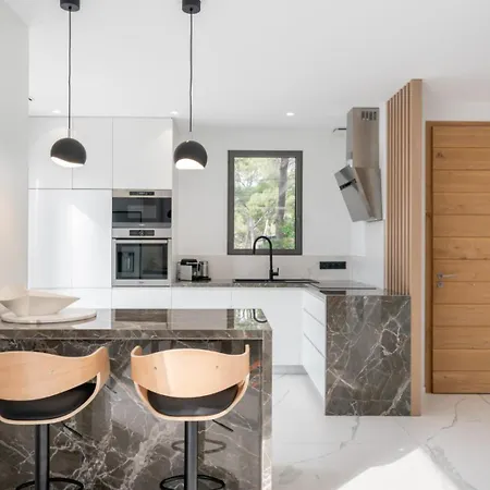 Superbe Contemporaine A Saint-raphael A 200 M De La